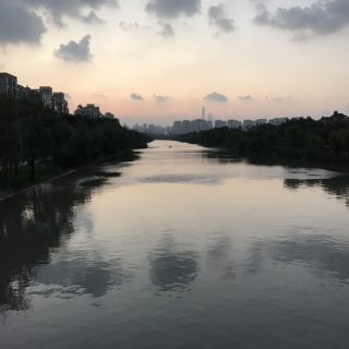 一副上海水墨风景画，好一张风水画！